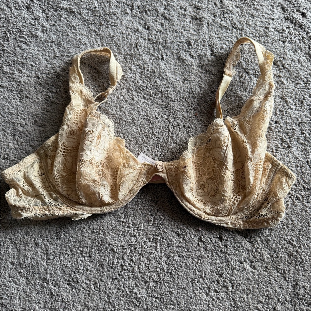 Elegant Lace Women's Bra in Cream